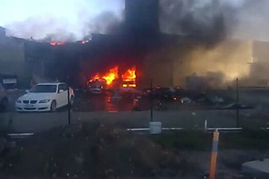 В сети появилось новое видео горящего из-за падения самолета торгового центра