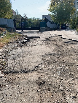 "Скорая не проедет": Саратовцы жалуются на "убитую" дорогу