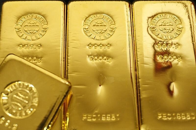 Золото перешло к росту на ослабевшем долларе