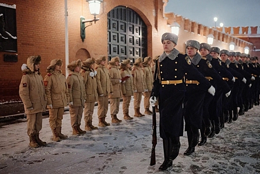 В канун Нового года юнармейцы возложили цветы и поздравили часовых у Могилы Неизвестного Солдата