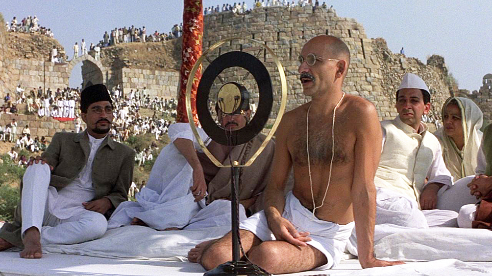 Для оскароносной роли индийского пацифиста Бен Кингсли потерял десятки килограммов, прочитал около 20 сочинений Ганди и занимался йогой и медитацией