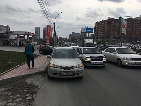 Улица сломанных машин: заглохшие КАМАЗ и «Мазда» собрали длинную пробку на Ипподромской