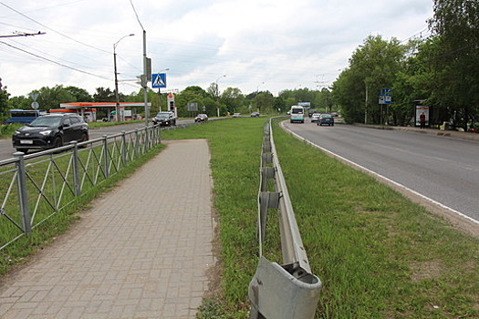 У школы на Балтийском шоссе в Калининграде сняли шумовые полосы и разрешили ездить быстрее