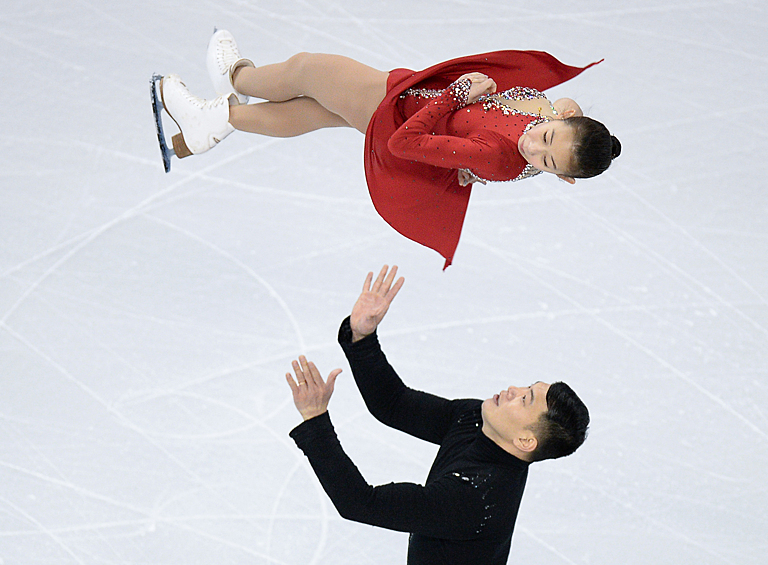 Пэн Чэн и Чжан Хао (КНР) выступают в короткой программе парного катания