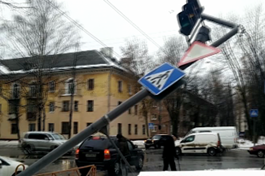 На Пятерке рухнул светофор: движение было затруднено