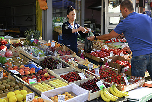 Эксперт не ожидает роста цен на овощи и фрукты из‑за холодного лета в Центральной России