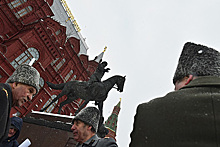 Путину предложили лишить армейских генералов каракулевых шапок