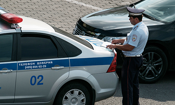 В Москве водитель протаранил машину ДПС