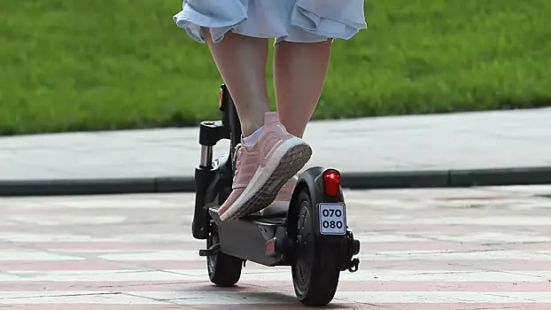 В Москве женщину задержали за нарушения ПДД во время езды с ребенком на самокате