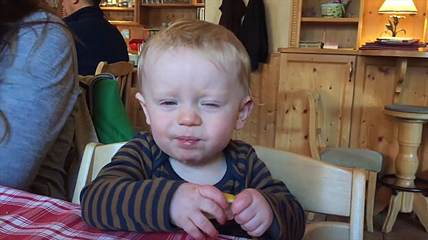 Малыши едят лимон – следим на видео за выражением их лиц