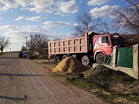 Под Симферополем самосвал врезался в забор жилого дома