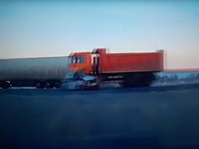 ВАЗ-2106 въехал под колеса несущегося самосвала — момент смертельного ДТП попал на видео