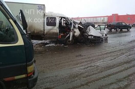 На скользкой дороге в Красноярске в ДТП погиб водитель иномарки