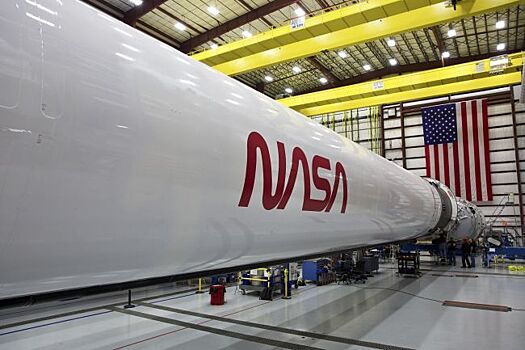 Знаменитый старый логотип НАСА появился на ракете SpaceX