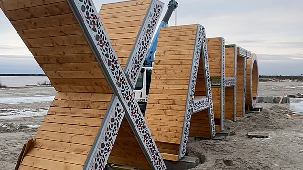 На озере Ханто в Ноябрьске появились трехметровые буквы с названием водоема