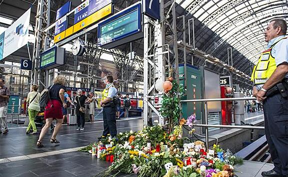 Мигрантам в Германии разрешили скидывать под поезда немецких женщин и детей
