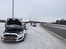 В Уфе водитель «Ford Fiesta» въехал в парапет, есть пострадавшие