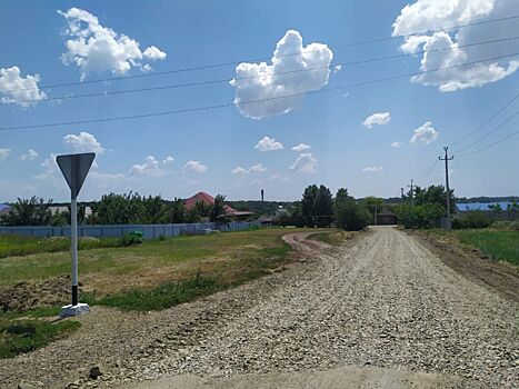 Ветеран труда обратил внимание властей на участок грунтовой дороги