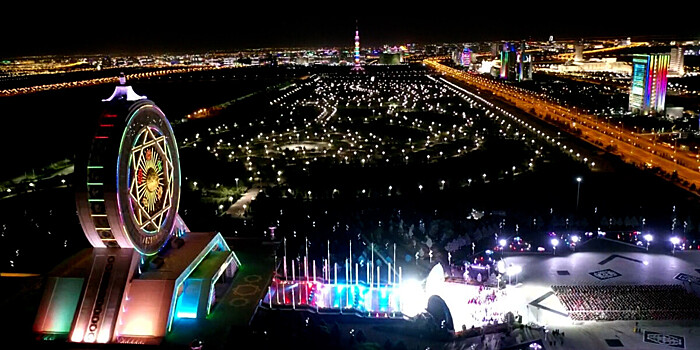 Празднование Дня независимости Туркменистана завершилось фейерверком