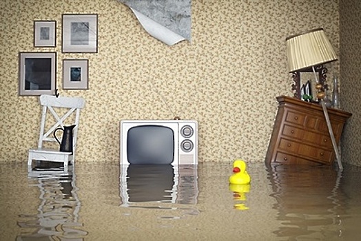 Квартиру затопило с крыши: куда обращаться и кто должен возместить ущерб