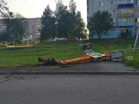 Машина уничтожила светофор в результате ДТП в Прокопьевске