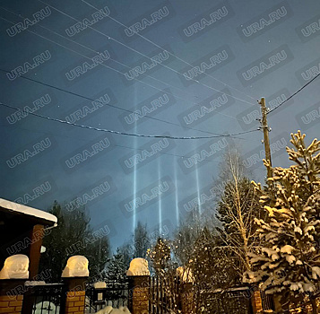 В небе над Свердловской областью появились световые столбы