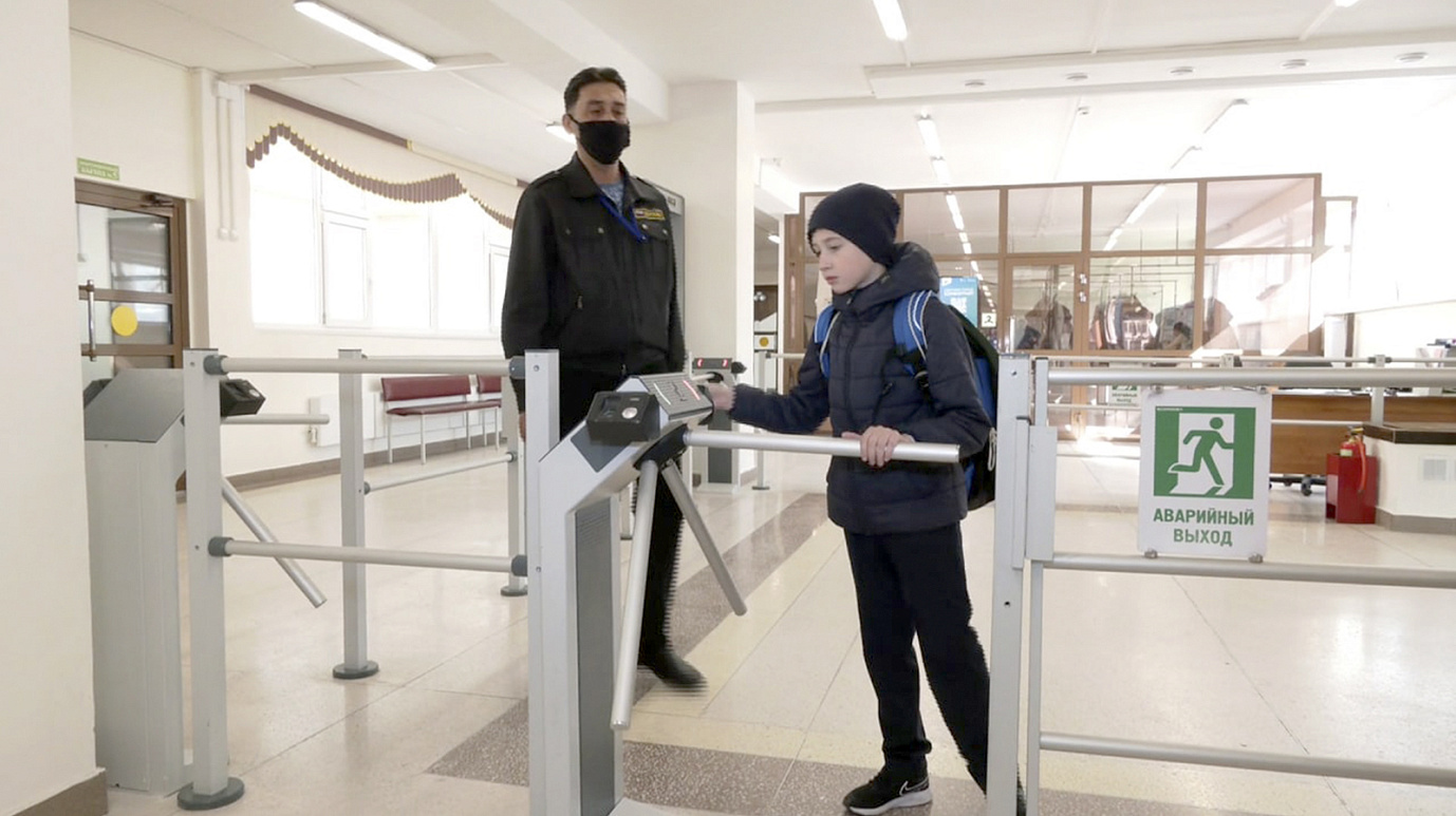 Власти Салехарда ищут частную круглосуточную охрану для пяти школ