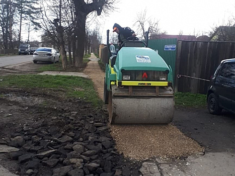 На улицах Чехова ремонтируют тротуары и проезжую часть
