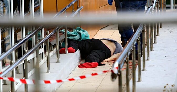 В Саранске на крыльце банка найден труп женщины, упавшей с 6 этажа
