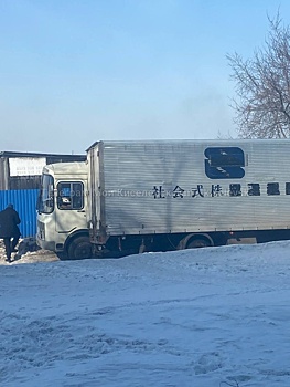 Попавшие в ДТП ПАЗик и грузовик перегородили дорогу в кузбасском городе