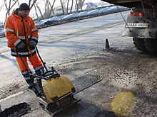 В Барнауле ремонт дорог холодным асфальтом ведется круглосуточно