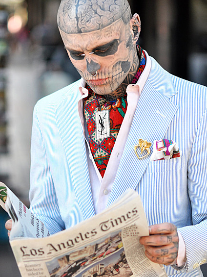 Канадская модель Рик Дженест известен по всему миру как Парень-Зомби. Все его тело и лицо покрыто татуироваками, изображающими скелет. 