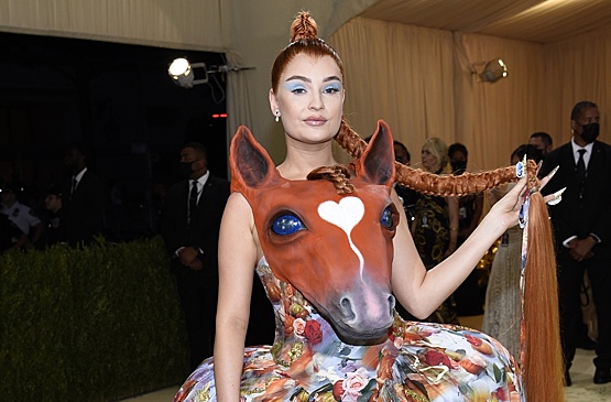 Костюм коня и платья с выпускного: самые нелепые образы Met Gala 2021