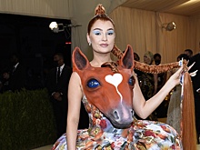 Костюм коня и платья с выпускного: самые нелепые образы Met Gala 2021