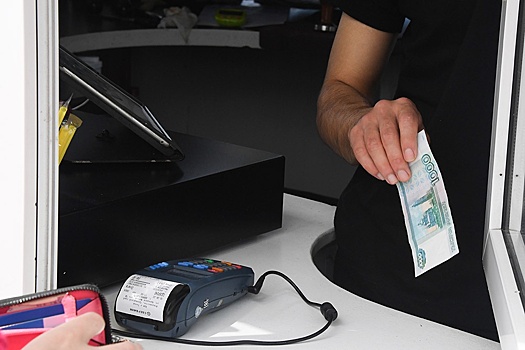 Суд поддержал отказ продать пешеходу фастфуд в автоокне