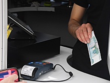 Суд поддержал отказ продать пешеходу фастфуд в автоокне