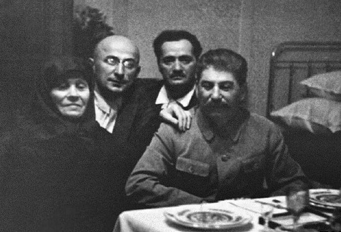 Почему жена Берии отказывалась встречаться с матерью Сталина