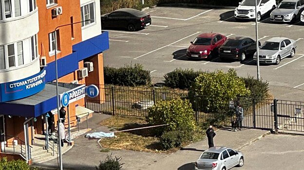 На ул. Тернопольской при падении с высоты погиб мужчина