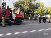 Последствия разнесенной взрывом постройки у больницы в российском городе попали на видео