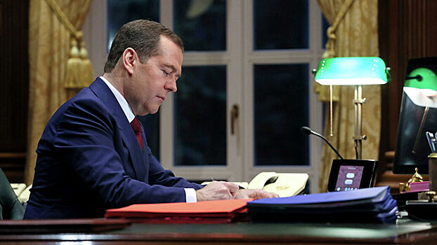 Ответственность законодателей регионов нужно усилить, считает Медведев