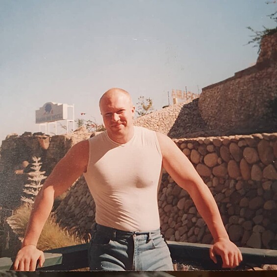 По его словам, он с малых лет чувствовал себя человеком, который мыслит иначе и видит мир под другим углом.