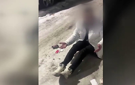 Благовещенец, который не смог зайти в свой подъезд, залез в чужую машину и уснул