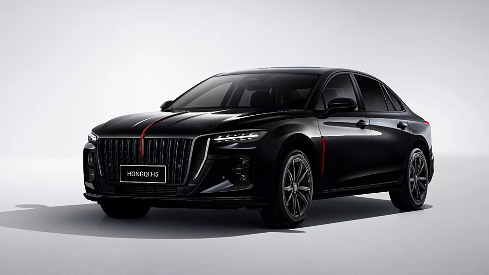 Для российского рынка седан Hongqi H5 получил новую версию Black Edition. Как ясно из названия, выделяется она тёмным декором кузова и салона, а кроме того имеет самую богатую комплектацию. Стоит новинка от 5 150 000 рублей.