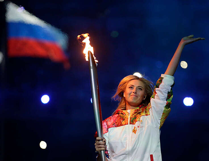 Мария Шарапова с Олимпийским факелом на церемонии открытия XXII зимних Олимпийских игр в Сочи на стадионе «Фишт», 2014 год