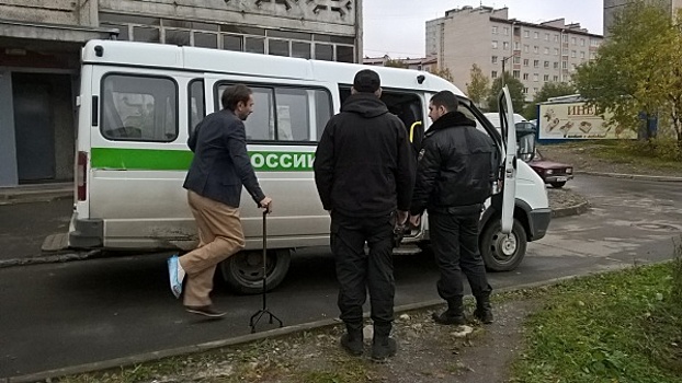 Карельские приставы заставили бывшего депутата прыгать на одной ноге до здания суда