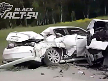 Nissan превратился в груду металла после ДТП с грузовиком под Новосибирском