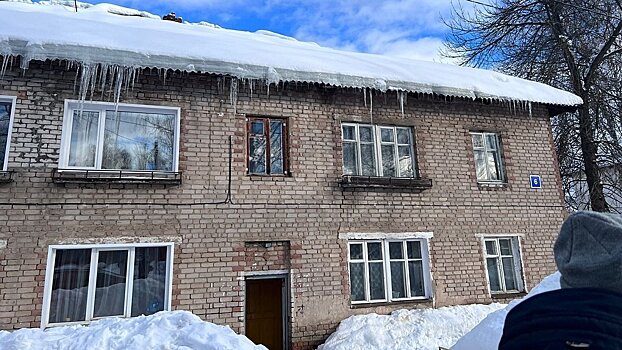 УК даже после замечаний не почистила крышу дома на улице Льва Толстого,6 от снега и наледи