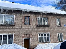 УК даже после замечаний не почистила крышу дома на улице Льва Толстого,6 от снега и наледи