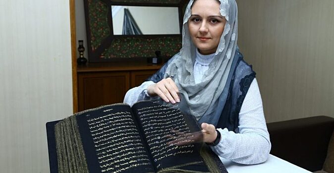 Девушка 3 года переписывала текст Корана на шелк