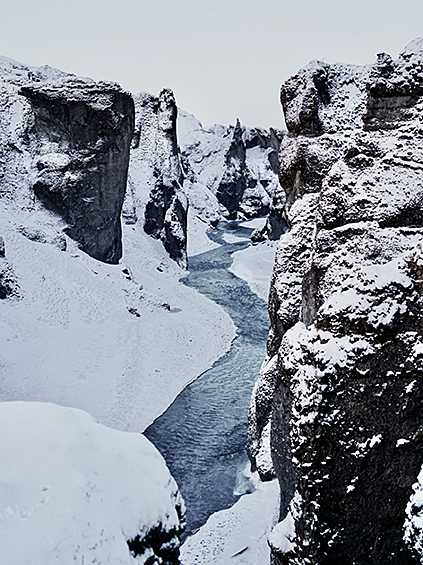 Каньон Фьядрарглйуфур, южное побережье Исландии. Они думают, что это одно из мест, где живут эльфы. Исследование, проведенное Университетом Исландии, показало, что 620 из 1 000 опрошенных исландцев искренне верят в существование «скрытых жителей» — эльфов.   